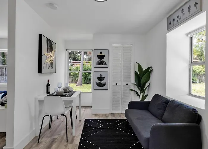 Miami Paradise-Poolside House-Centrally Located