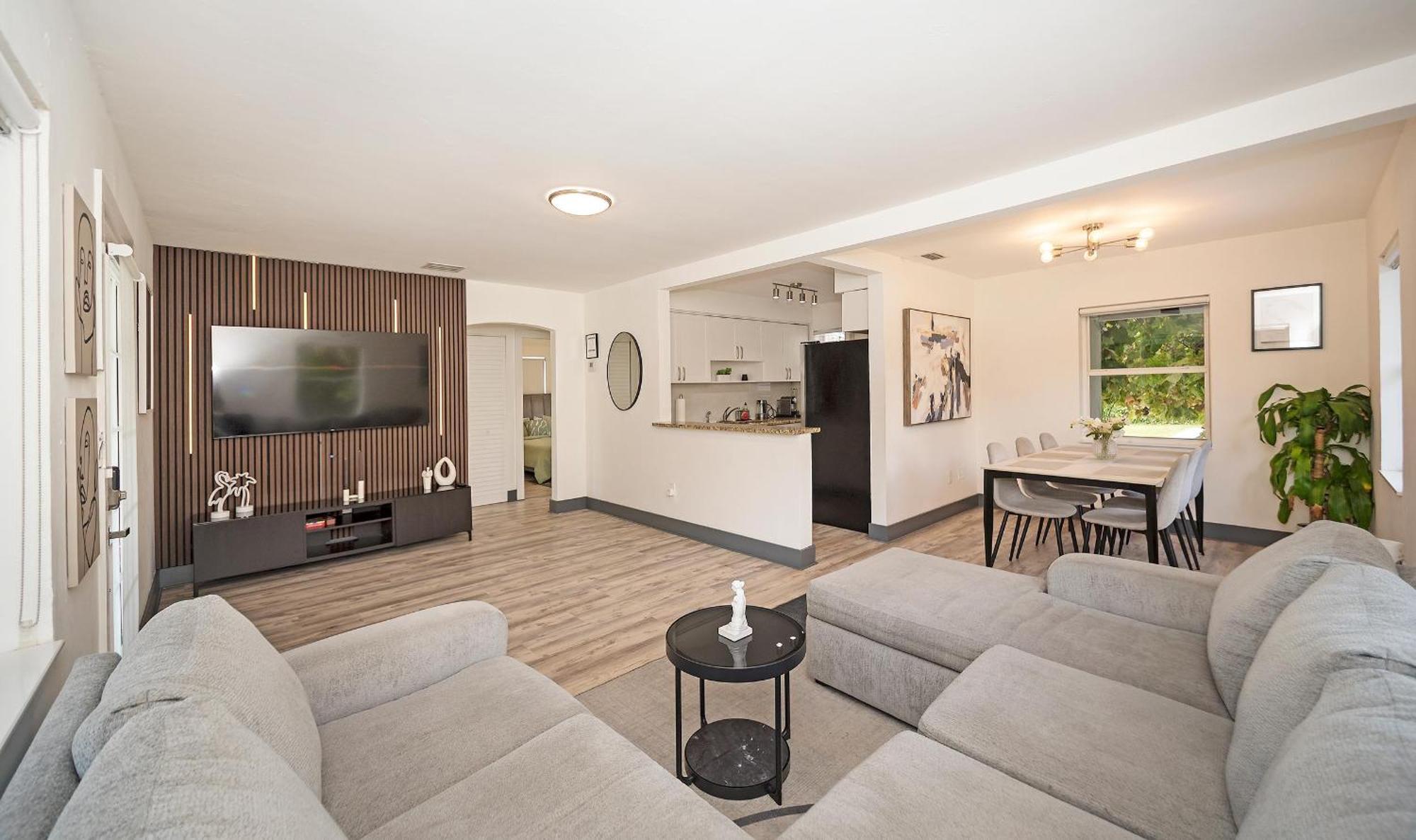 Sunny - Pool - Bbq - Centrally Located *