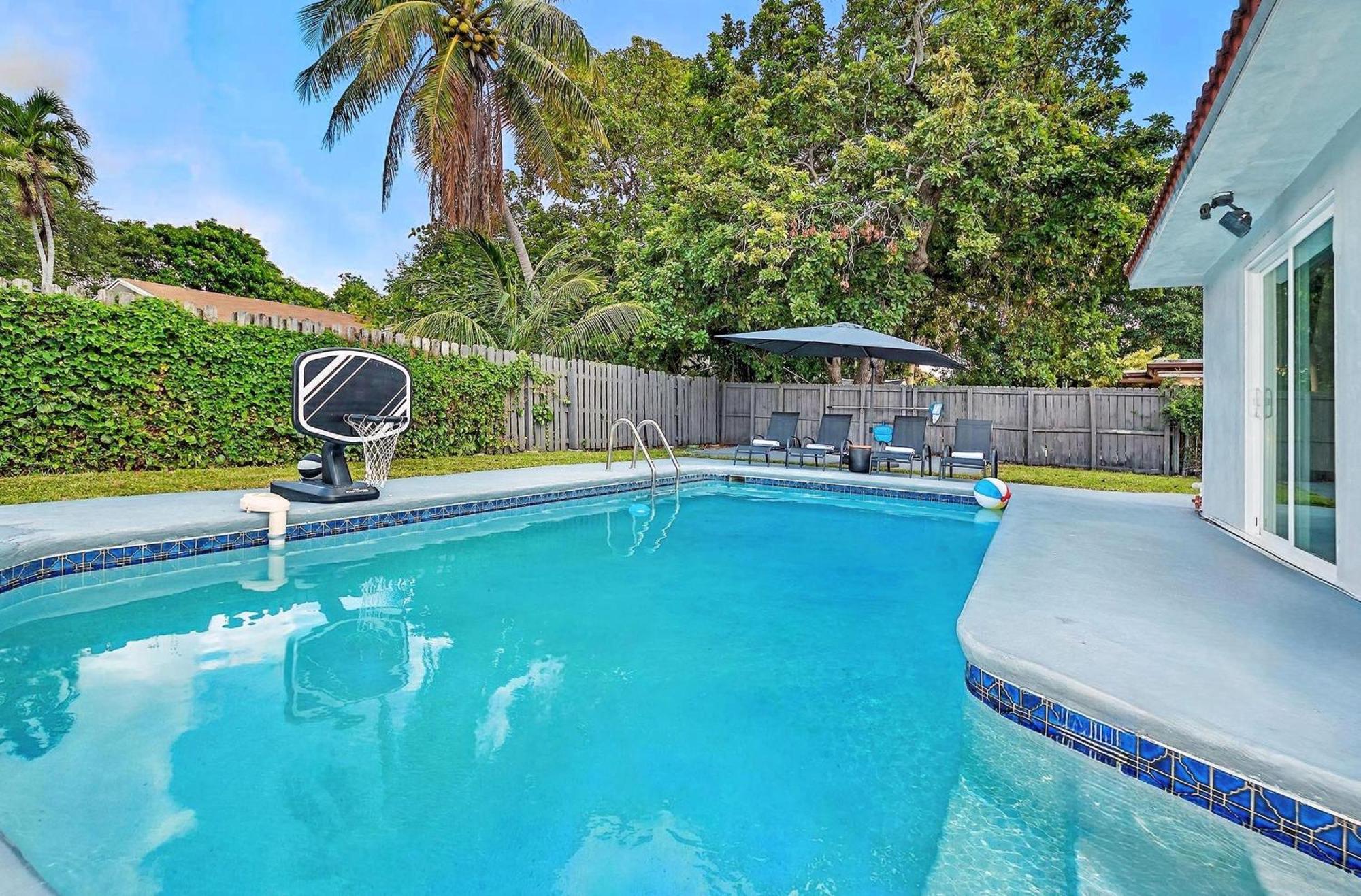 Sunny - Pool - Bbq - Centrally Located Holiday home